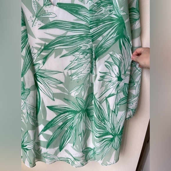 BCBGeneration White Green Palm-Print Shift V Neck Dress Satin Size Medium - Picture 9 of 14